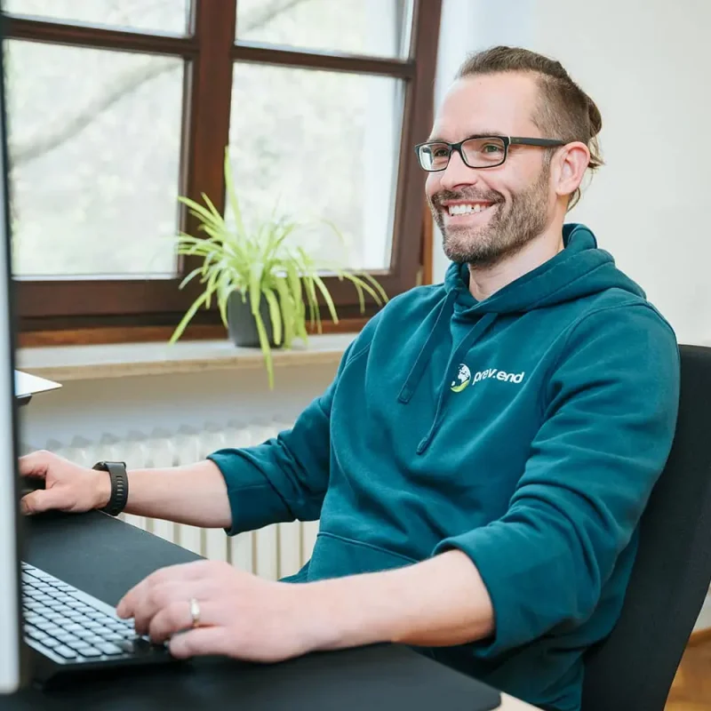 prev-end - Mitarbeiter plant Solaranlage