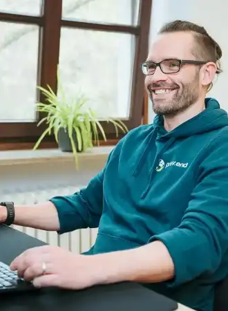 prev-end - Mitarbeiter plant Solaranlage