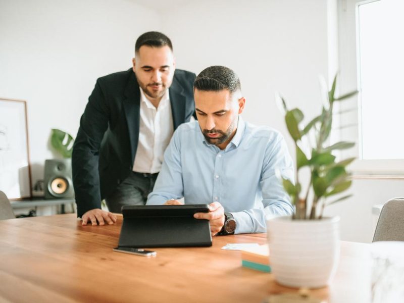 berater-fuer-photovoltaik-am-tisch