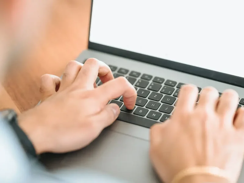 haende-tippen-auf-tastatur