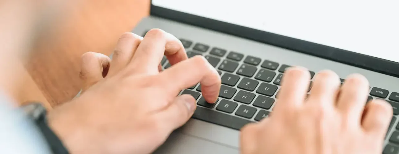 haende-tippen-auf-tastatur