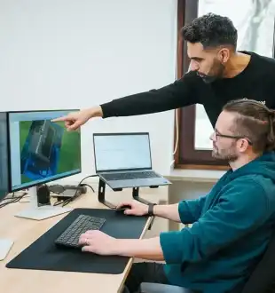 mitarbeiter planen eine solaranlage