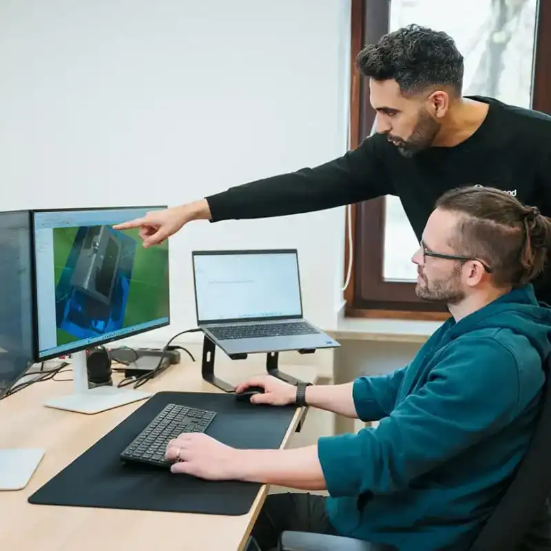 mitarbeiter planen eine solaranlage