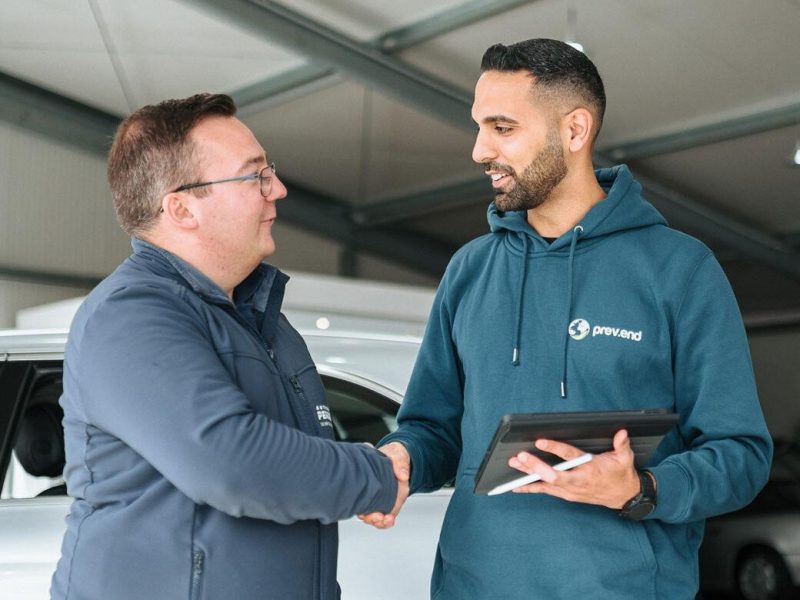 solaranlagen-berater-mit-kunde