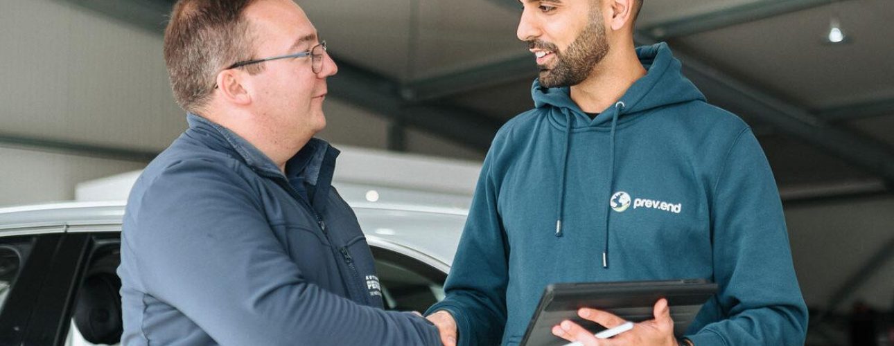 solaranlagen-berater-mit-kunde