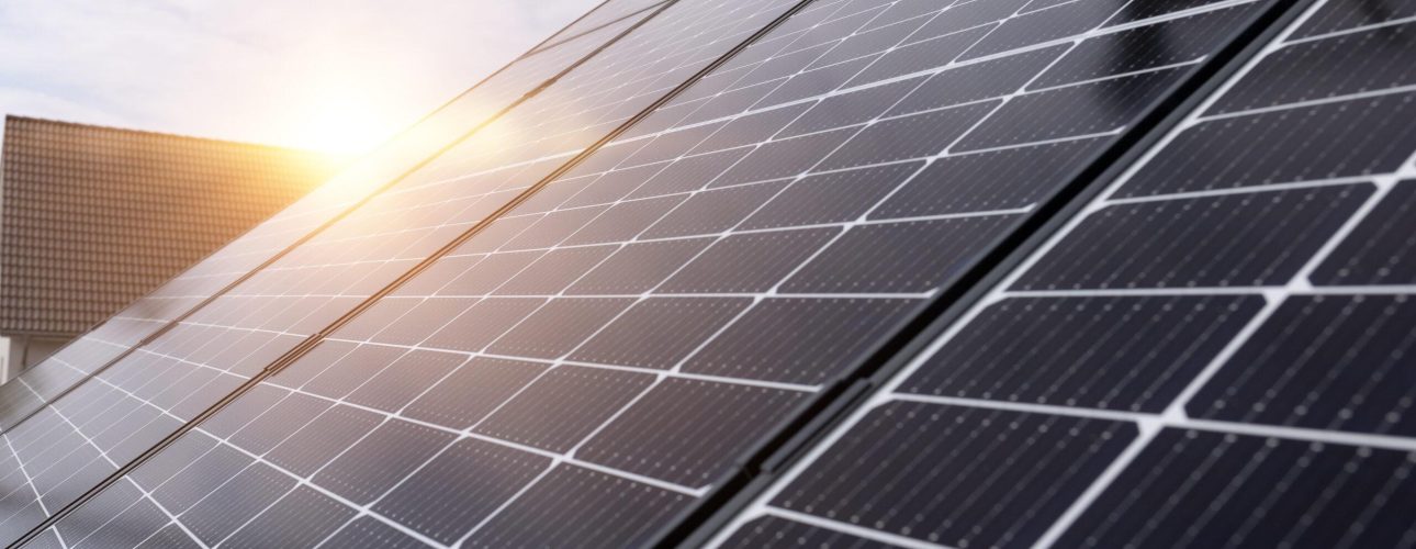 Einfamilienhaus mit Photovoltaikanlage auf dem Dach